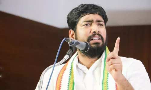 ജാത്യാലുള്ളത് തൂത്താൽ പോകുമോയെന്ന പദപ്രയോഗം നികേഷ് കുമാറിന്‍റെ സവർണ്ണ ബോധത്തിന്‍റെ അടയാളമെന്ന് കെ.എം. അഭിജിത്ത്