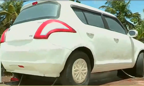 പോര്‍ച്ചിലല്ല, പുരപ്പുറത്തൊരു കാര്‍! പിന്നിലെ കഥ ഇങ്ങനെ...