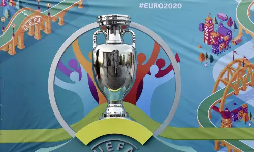 എന്തൊരു ദൂരം! കോവിഡ് കാലത്ത് കറങ്ങി നടക്കുന്ന യൂറോ കപ്പ്