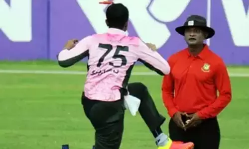 വിക്കറ്റിൽ ചവിട്ടി, വലിച്ചൂരി, നിലത്തടിച്ച് ഷാക്കിബ്; ഒടുവിൽ മാപ്പ് വിക്കറ്റിൽ ചവിട്ടി, വലിച്ചൂരി, നിലത്തടിച്ച് ഷാക്കിബ്; ഒടുവിൽ മാപ്പ്