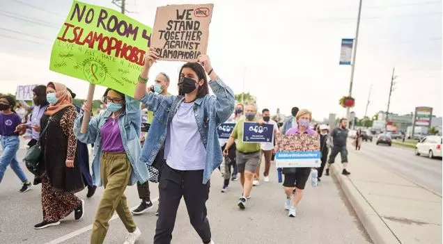 ഇവിടെ വിദ്വേഷത്തിന് ഇടമില്ല: കാനഡയില് കൂറ്റന് റാലി ഇവിടെ വിദ്വേഷത്തിന് ഇടമില്ല: കാനഡയില് കൂറ്റന് റാലി