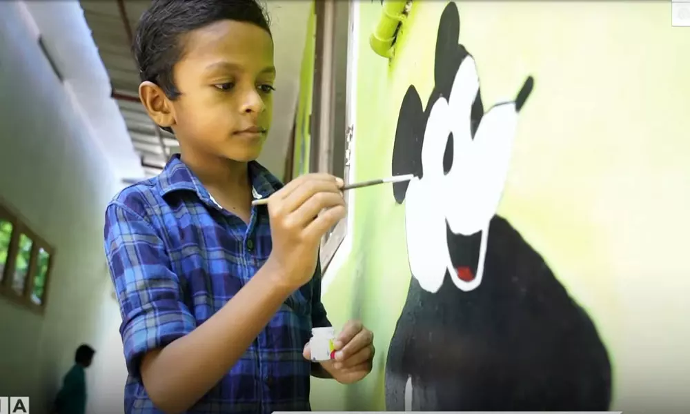 കാർട്ടൂൺ ചിത്രങ്ങൾ കൊണ്ട് വീട് മനോഹരമാക്കിയ ഒരു കൊച്ചു മിടുക്കന്‍