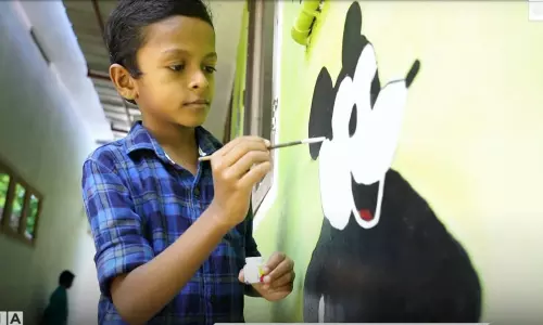 കാർട്ടൂൺ ചിത്രങ്ങൾ കൊണ്ട് വീട് മനോഹരമാക്കിയ ഒരു കൊച്ചു മിടുക്കന്‍