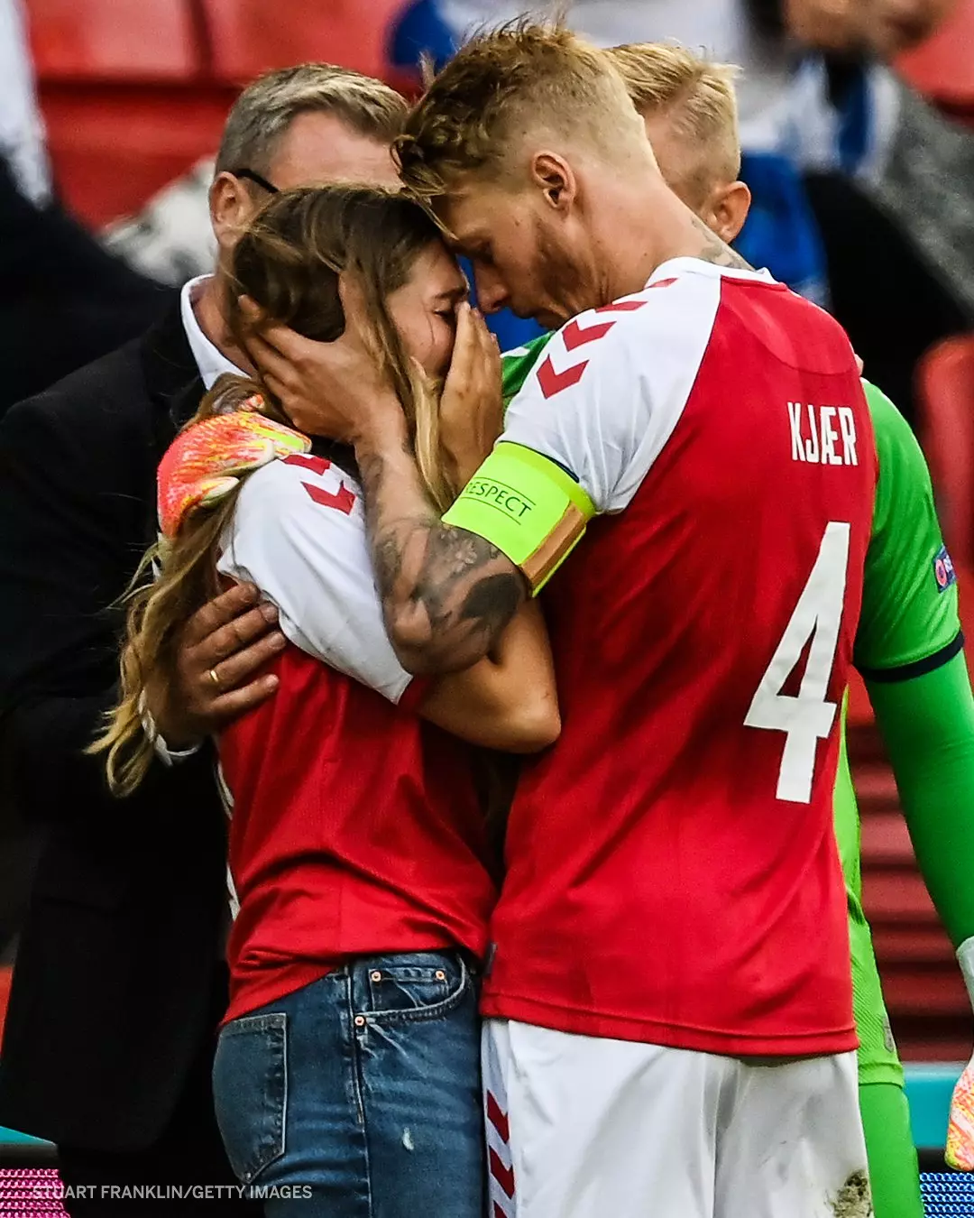 എറിക്സന്റെ ഭാര്യയെ ആശ്വസിപ്പിക്കുന്ന ഡെന്മാര്ക്ക് ക്യാപ്റ്റന് സൈമണ് കെയര് എറിക്സന്റെ ഭാര്യയെ ആശ്വസിപ്പിക്കുന്ന ഡെന്മാര്ക്ക് ക്യാപ്റ്റന് സൈമണ് കെയര്