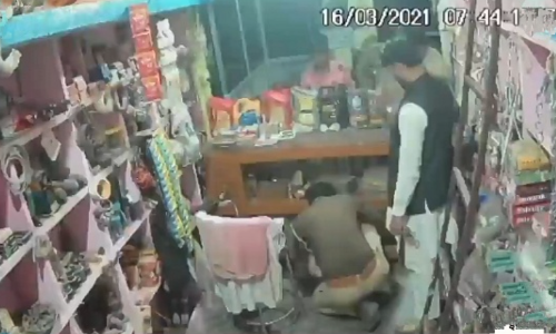 യുപിയിൽ മുസ്‌ലിം യുവാവിന്റെ ഷോപ്പിൽ പൊലീസ് തന്നെ തോക്ക് കൊണ്ടുവച്ച് കള്ളക്കേസില്‍ കുടുക്കാൻ ശ്രമം; സിസിടിവി ദൃശ്യങ്ങൾ പുറത്തായി