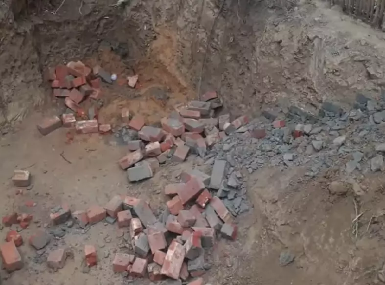 പണി തുടങ്ങിയ ബി.ജെ.പി ഓഫീസിന്റെ തറക്കല്ല് ഇളക്കി മാറ്റി കർഷകർ പണി തുടങ്ങിയ ബി.ജെ.പി ഓഫീസിന്റെ തറക്കല്ല് ഇളക്കി മാറ്റി കർഷകർ