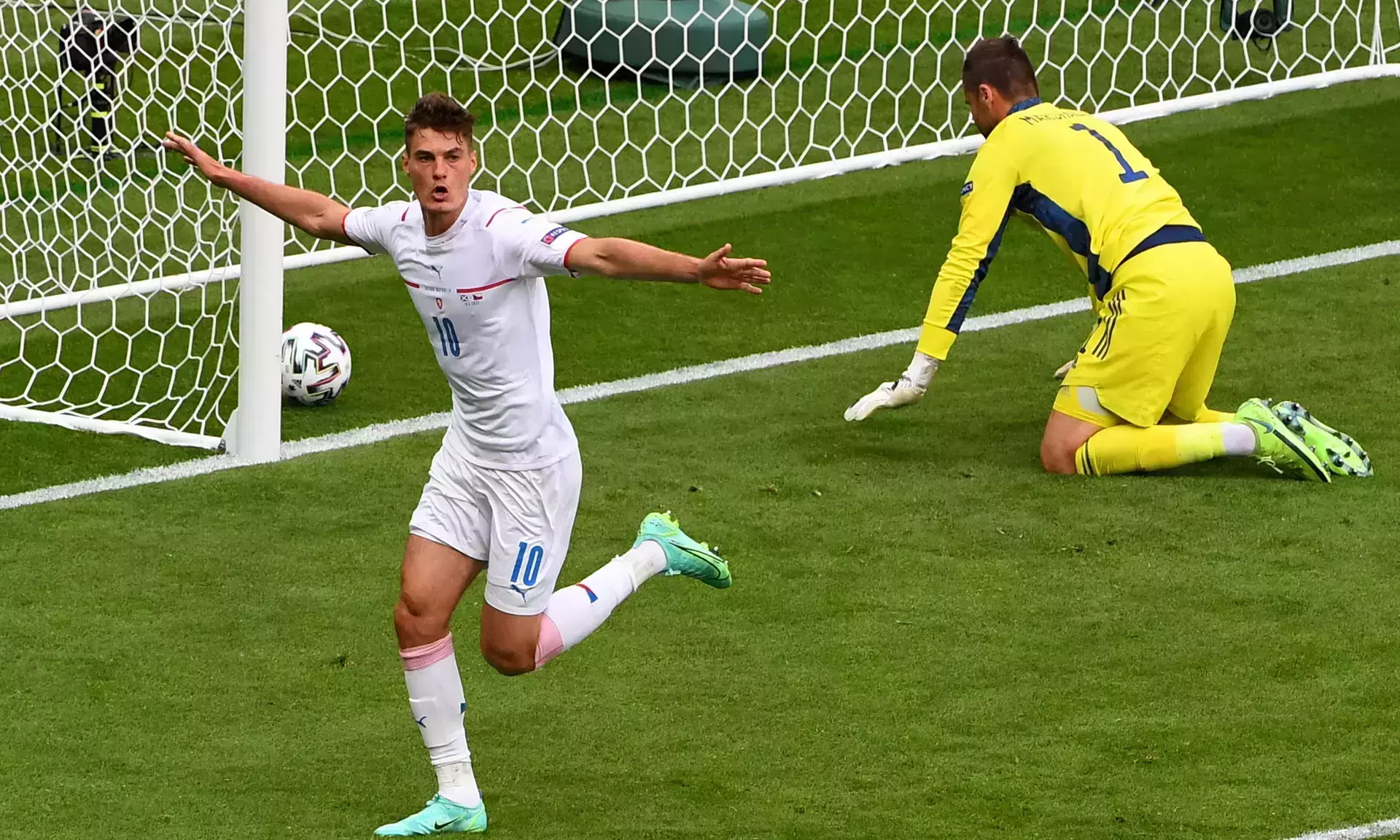 ഷിക്കിന്റെ അത്ഭുത ഗോളില് സ്കോട്ലൻഡിനെ പരാജയപ്പെടുത്തി ചെക്