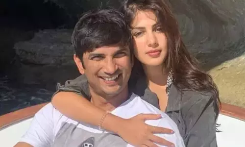 മാൽപൊരിയും ക്വാണ്ടം ഫിസിക്‌സ് പുസ്തകങ്ങളുമായി ഇവിടെ കാത്തിരിക്കുന്നു; സുശാന്തിന്റെ വിയോഗവാര്‍ഷികത്തില്‍ ഓർമപ്പൂക്കളുമായി റിയ ചക്രവർത്തി