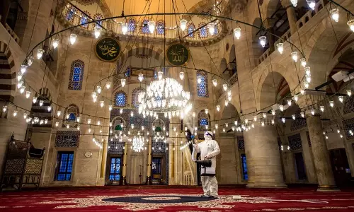 പള്ളികളിൽ ആരാധനകൾ നിർവ്വഹിക്കാൻ വിശ്വാസികളെ അനുവദിക്കണമെന്ന് മുസ്ലിം സംഘടനാ നേതാക്കൾ പള്ളികളിൽ ആരാധനകൾ നിർവ്വഹിക്കാൻ വിശ്വാസികളെ അനുവദിക്കണമെന്ന് മുസ്ലിം സംഘടനാ നേതാക്കൾ