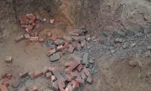 പണി തുടങ്ങിയ ബി.ജെ.പി ഓഫീസിന്റെ തറക്കല്ല് ഇളക്കി മാറ്റി കർഷകർ