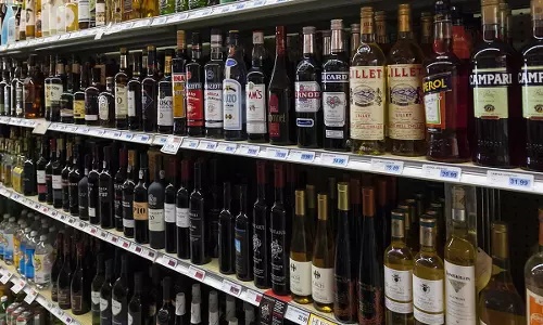 ബാറുകള് തുറക്കും; ഹോട്ടലുകളില് ഇരുന്ന് ഭക്ഷണം കഴിക്കാന് അനുമതിയില്ല ബാറുകള് തുറക്കും; ഹോട്ടലുകളില് ഇരുന്ന് ഭക്ഷണം കഴിക്കാന് അനുമതിയില്ല