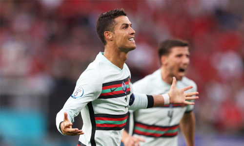 ഇരട്ടച്ചങ്കൻ ക്രിസ്റ്റ്യാനോ; ഹംഗറിയെ മൂന്നു ഗോളിന് തകർത്തു ഇരട്ടച്ചങ്കൻ ക്രിസ്റ്റ്യാനോ; ഹംഗറിയെ മൂന്നു ഗോളിന് തകർത്തു