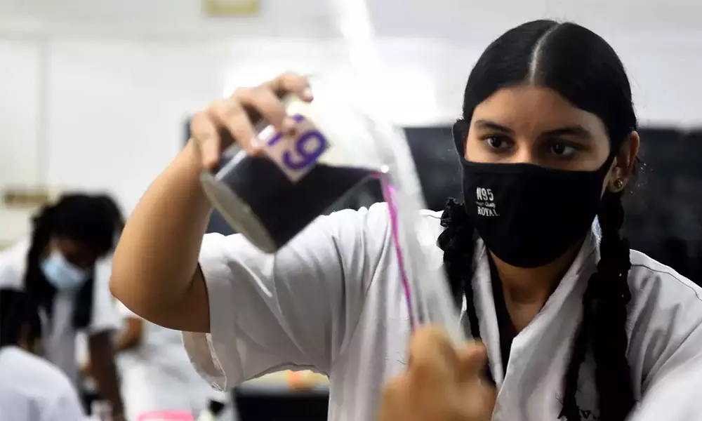 സംസ്ഥാനത്ത് പ്ലസ് ടു, വി.എച്ച്.എസ്.ഇ പ്രാക്ടിക്കൽ പരീക്ഷകള്ക്ക് മാറ്റമില്ല സംസ്ഥാനത്ത് പ്ലസ് ടു, വി.എച്ച്.എസ്.ഇ പ്രാക്ടിക്കൽ പരീക്ഷകള്ക്ക് മാറ്റമില്ല