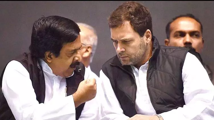 കോൺഗ്രസിൽ അതൃപ്തി പുകയുന്നു: ചെന്നിത്തലയെ ഡൽഹിയിലേക്ക് വിളിപ്പിച്ച് രാഹുൽ ഗാന്ധി കോൺഗ്രസിൽ അതൃപ്തി പുകയുന്നു: ചെന്നിത്തലയെ ഡൽഹിയിലേക്ക് വിളിപ്പിച്ച് രാഹുൽ ഗാന്ധി