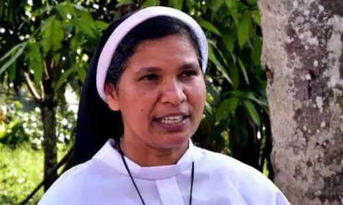 ലൂസിയെ മഠത്തില് നിന്നിറക്കാനുറച്ച് സഭ; ജീവനോടെ പുറത്തു പോകില്ലെന്ന് സിസ്റ്റര് ലൂസിയെ മഠത്തില് നിന്നിറക്കാനുറച്ച് സഭ; ജീവനോടെ പുറത്തു പോകില്ലെന്ന് സിസ്റ്റര്