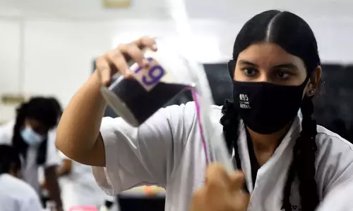 സംസ്ഥാനത്ത് പ്ലസ് ടു, വി.എച്ച്.എസ്.ഇ പ്രാക്ടിക്കൽ പരീക്ഷകള്ക്ക് മാറ്റമില്ല സംസ്ഥാനത്ത് പ്ലസ് ടു, വി.എച്ച്.എസ്.ഇ പ്രാക്ടിക്കൽ പരീക്ഷകള്ക്ക് മാറ്റമില്ല