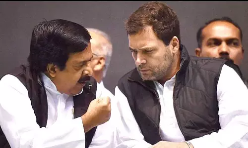 കോൺഗ്രസിൽ അതൃപ്തി പുകയുന്നു: ചെന്നിത്തലയെ ഡൽഹിയിലേക്ക് വിളിപ്പിച്ച് രാഹുൽ ഗാന്ധി