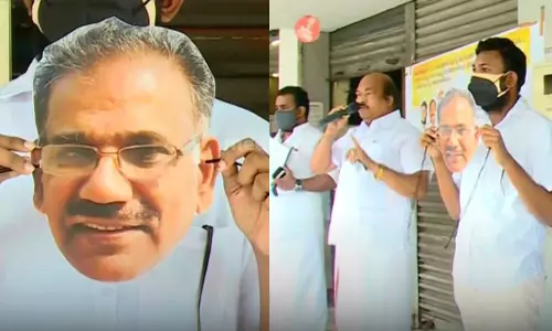 മരംകൊള്ള: മന്ത്രി എ.കെ ശശീന്ദ്രന് വീരപ്പൻ പുരസ്‌കാരം സമ്മാനിച്ച് എൻ.സി.കെ