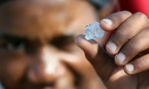 ഭൂമി കുഴിച്ച് ലഭിക്കുന്നത് വജ്രം, ഒഴുകി ജനം: ഫോട്ടോകള്‍ വൈറല്‍