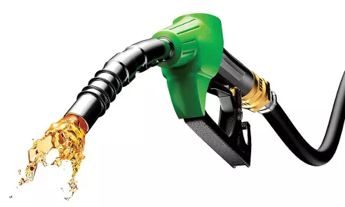 എണ്ണവില കുതിക്കുന്നു, രൂപയുടെ മൂല്യം ഇടിയാനുള്ള സാധ്യത വർധിച്ചതായി സാമ്പത്തിക വിദഗ്ധർ