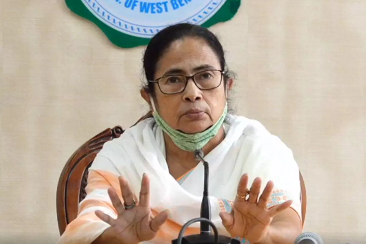 നിയന്ത്രിക്കാനാകാത്തതിനെ നശിപ്പിക്കുന്നു; ട്വിറ്ററിനെതിരായ കേന്ദ്ര നടപടികളില്‍ മമത ബാനര്‍ജി