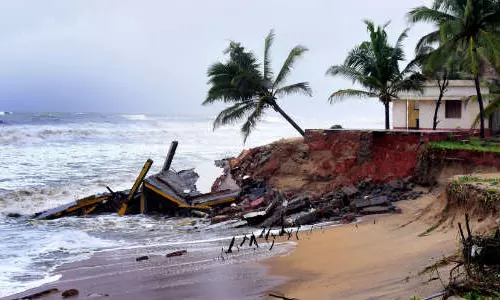 കേരളതീരത്ത് ഉയർന്ന തിരമാലക്ക് സാധ്യതയെന്ന് കാലാവസ്ഥ കേന്ദ്രത്തിന്റെ മുന്നറിയിപ്പ് കേരളതീരത്ത് ഉയർന്ന തിരമാലക്ക് സാധ്യതയെന്ന് കാലാവസ്ഥ കേന്ദ്രത്തിന്റെ മുന്നറിയിപ്പ്