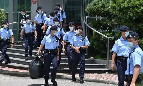 ആപ്പിള് ഡെയ്ലിയില് ഹോങ്കോങ് പൊലീസിന്റെ റെയ്ഡ്; എഡിറ്റര് ഇന് ചീഫ് ഉള്പ്പെടെ അഞ്ചുപേര് അറസ്റ്റില് ആപ്പിള് ഡെയ്ലിയില് ഹോങ്കോങ് പൊലീസിന്റെ റെയ്ഡ്; എഡിറ്റര് ഇന് ചീഫ് ഉള്പ്പെടെ അഞ്ചുപേര് അറസ്റ്റില്