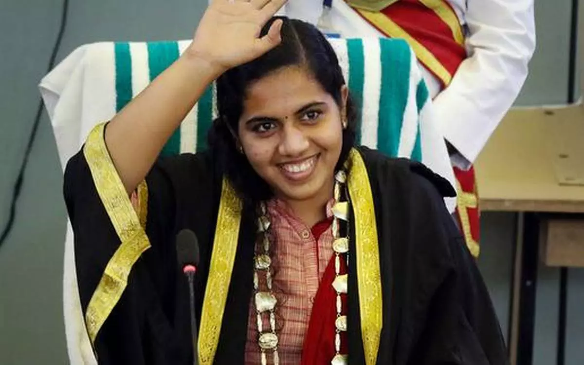 എകെജി സെന്ററിലെ എൽകെജി കുട്ടിയെന്ന് ബിജെപി, ഓട് പൊളിച്ച് വന്നതല്ലെന്ന് മേയർ: നഗരസഭാ യോഗത്തിൽ വാക്കേറ്റം എകെജി സെന്ററിലെ എൽകെജി കുട്ടിയെന്ന് ബിജെപി, ഓട് പൊളിച്ച് വന്നതല്ലെന്ന് മേയർ: നഗരസഭാ യോഗത്തിൽ വാക്കേറ്റം