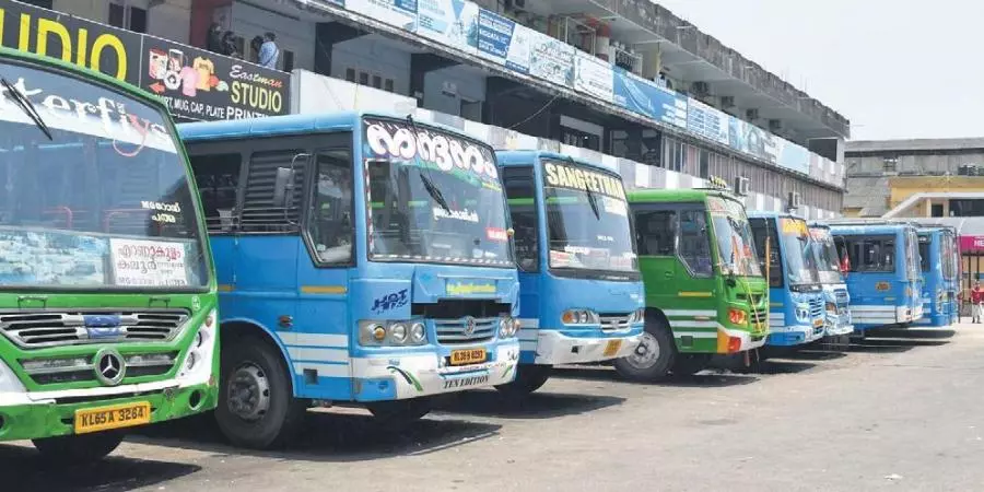 ബസുകള് ഓടിത്തുടങ്ങി: ഒറ്റ - ഇരട്ട നമ്പര് ക്രമീകരണം അപ്രായോഗികമെന്ന് ബസുടമകള് ബസുകള് ഓടിത്തുടങ്ങി: ഒറ്റ - ഇരട്ട നമ്പര് ക്രമീകരണം അപ്രായോഗികമെന്ന് ബസുടമകള്