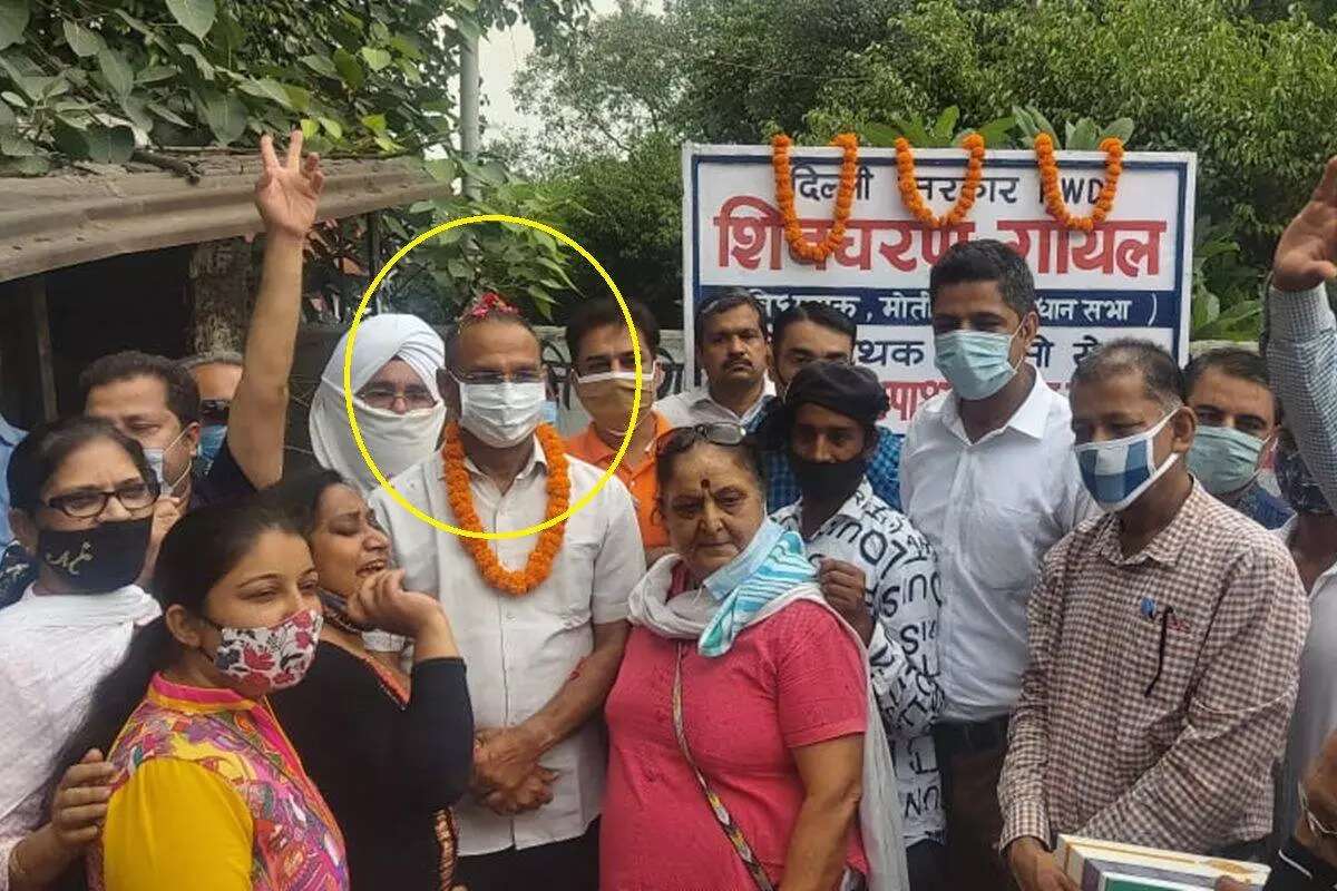 പ്രവര്‍ത്തകര്‍ക്കൊപ്പം സ്പീഡ് ബ്രേക്കര്‍ ഉദ്ഘാടനം ചെയ്ത് എ.എ.പി എം.എല്‍.എ; ട്രോളുമായി സോഷ്യല്‍ മീഡിയ