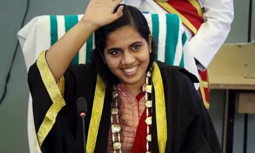 എകെജി സെന്ററിലെ എൽകെജി കുട്ടിയെന്ന് ബിജെപി, ഓട് പൊളിച്ച് വന്നതല്ലെന്ന് മേയർ: നഗരസഭാ യോഗത്തിൽ വാക്കേറ്റം എകെജി സെന്ററിലെ എൽകെജി കുട്ടിയെന്ന് ബിജെപി, ഓട് പൊളിച്ച് വന്നതല്ലെന്ന് മേയർ: നഗരസഭാ യോഗത്തിൽ വാക്കേറ്റം