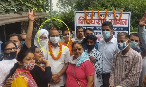 പ്രവര്ത്തകര്ക്കൊപ്പം സ്പീഡ് ബ്രേക്കര് ഉദ്ഘാടനം ചെയ്ത് എ.എ.പി എം.എല്.എ; ട്രോളുമായി സോഷ്യല് മീഡിയ പ്രവര്ത്തകര്ക്കൊപ്പം സ്പീഡ് ബ്രേക്കര് ഉദ്ഘാടനം ചെയ്ത് എ.എ.പി എം.എല്.എ; ട്രോളുമായി സോഷ്യല് മീഡിയ