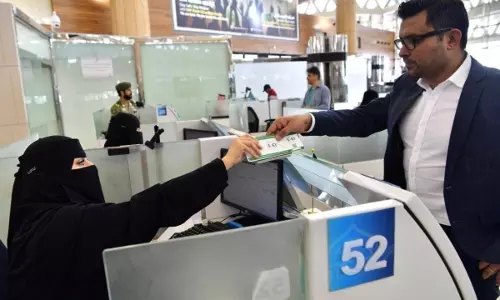 സൗദിയിൽ വിദേശികളുടെ റീ എൻട്രി വിസ പുതുക്കി തുടങ്ങി