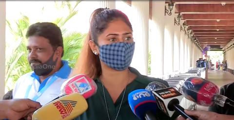 ആയിഷ സുൽത്താന ലക്ഷദ്വീപിലേക്ക് തിരിച്ചു; നാളെ കവരത്തി പൊലിസിന് മുന്നിൽ ഹാജരാകും