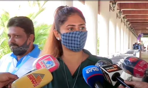 ആയിഷ സുൽത്താന ലക്ഷദ്വീപിലേക്ക് തിരിച്ചു; നാളെ കവരത്തി പൊലിസിന് മുന്നിൽ ഹാജരാകും