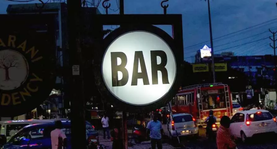 സംസ്ഥാനത്ത് ബാറുകൾ നാളെ മുതൽ അടച്ചിടും സംസ്ഥാനത്ത് ബാറുകൾ നാളെ മുതൽ അടച്ചിടും