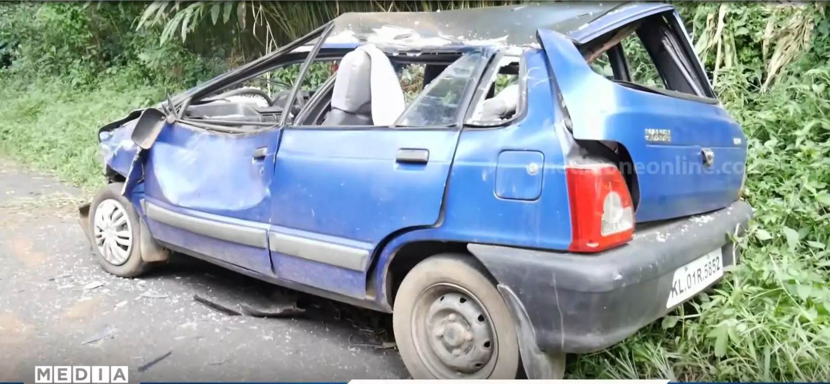 ഓടിക്കൊണ്ടിരിക്കുന്ന കാറിന് നേരെ കാട്ടാനയുടെ ആക്രമണം: കാറിലുണ്ടായിരുന്നവർ തലനാരിഴയ്ക്ക് രക്ഷപെട്ടു ഓടിക്കൊണ്ടിരിക്കുന്ന കാറിന് നേരെ കാട്ടാനയുടെ ആക്രമണം: കാറിലുണ്ടായിരുന്നവർ തലനാരിഴയ്ക്ക് രക്ഷപെട്ടു