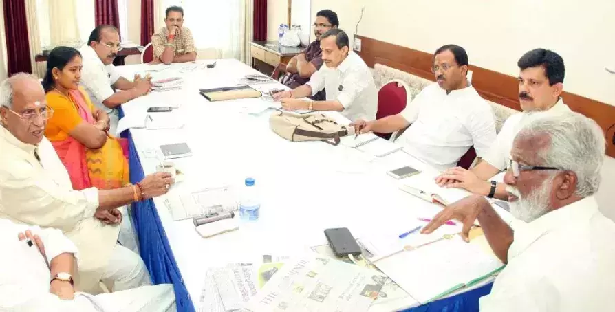 വരിവരിയായ് വിവാദങ്ങള്: ബി.ജെ.പി-ആർ.എസ്.എസ് നേതൃയോഗം കൊച്ചിയില് വരിവരിയായ് വിവാദങ്ങള്: ബി.ജെ.പി-ആർ.എസ്.എസ് നേതൃയോഗം കൊച്ചിയില്