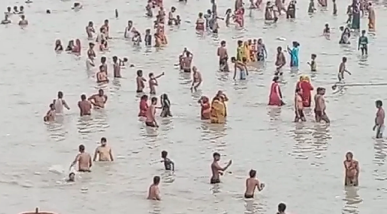 കോവിഡ് നിയന്ത്രണങ്ങൾ ലംഘിച്ച് ഹരിദ്വാറിൽ ഗംഗാസ്നാനം; പങ്കെടുത്തത് നൂറുകണക്കിന് പേർ