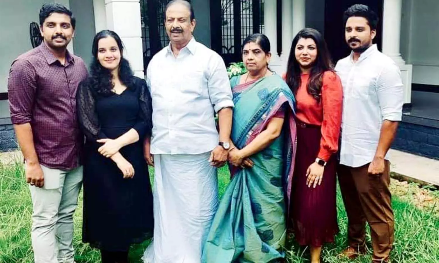 മക്കളുടെ കൊലയാളികള്ക്ക് പ്രത്യുപകാരം നല്കുന്നത് കാണേണ്ടിവരുന്ന അച്ഛന്മാരെ പിതൃദിനത്തില് ഹൃദയത്തോട് ചേര്ത്തുവെക്കുന്നു-കെ.സുധാകരന് മക്കളുടെ കൊലയാളികള്ക്ക് പ്രത്യുപകാരം നല്കുന്നത് കാണേണ്ടിവരുന്ന അച്ഛന്മാരെ പിതൃദിനത്തില് ഹൃദയത്തോട് ചേര്ത്തുവെക്കുന്നു-കെ.സുധാകരന്