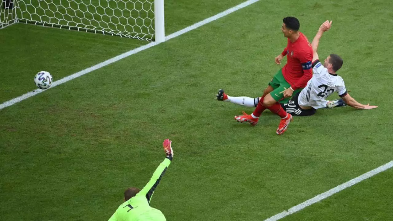 14.2 സെക്കന്റില് ഓടിയത് 92 മീറ്റർ; റൊണാൾഡോയുടെ ഗോളിന് കയ്യടിച്ച് ഫുട്ബോൾ ലോകം 14.2 സെക്കന്റില് ഓടിയത് 92 മീറ്റർ; റൊണാൾഡോയുടെ ഗോളിന് കയ്യടിച്ച് ഫുട്ബോൾ ലോകം