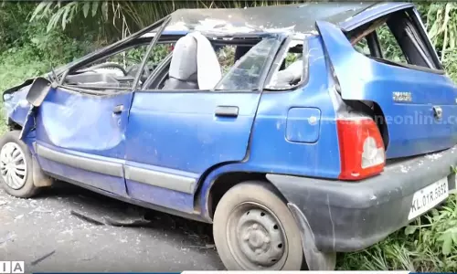 ഓടിക്കൊണ്ടിരിക്കുന്ന കാറിന് നേരെ കാട്ടാനയുടെ ആക്രമണം: കാറിലുണ്ടായിരുന്നവർ തലനാരിഴയ്ക്ക് രക്ഷപെട്ടു ഓടിക്കൊണ്ടിരിക്കുന്ന കാറിന് നേരെ കാട്ടാനയുടെ ആക്രമണം: കാറിലുണ്ടായിരുന്നവർ തലനാരിഴയ്ക്ക് രക്ഷപെട്ടു