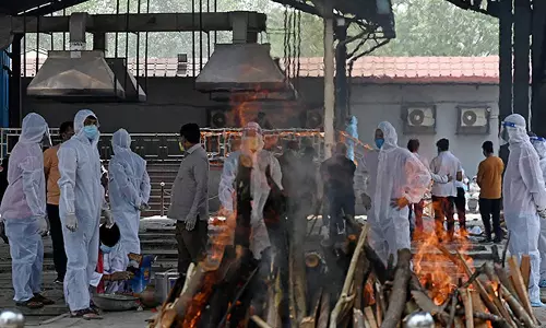 കോവിഡ് ബാധിച്ചു മരിച്ചവരുടെ കുടുംബത്തിന് നാല് ലക്ഷം രൂപ നഷ്ടപരിഹാരം നല്കാനാവില്ലെന്ന് കേന്ദ്രസര്ക്കാര് കോവിഡ് ബാധിച്ചു മരിച്ചവരുടെ കുടുംബത്തിന് നാല് ലക്ഷം രൂപ നഷ്ടപരിഹാരം നല്കാനാവില്ലെന്ന് കേന്ദ്രസര്ക്കാര്