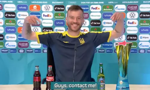 കോളയും ബിയറും വീണ്ടും; വാർത്താ സമ്മേളനത്തിൽ ചേർത്തുപിടിച്ച് യുക്രെയ്ൻ താരം