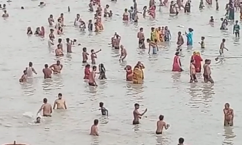 കോവിഡ് നിയന്ത്രണങ്ങൾ ലംഘിച്ച് ഹരിദ്വാറിൽ ഗംഗാസ്നാനം; പങ്കെടുത്തത് നൂറുകണക്കിന് പേർ