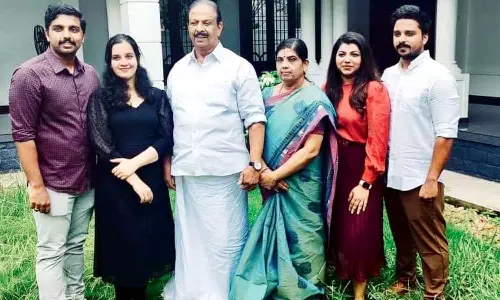 മക്കളുടെ കൊലയാളികള്ക്ക് പ്രത്യുപകാരം നല്കുന്നത് കാണേണ്ടിവരുന്ന അച്ഛന്മാരെ പിതൃദിനത്തില് ഹൃദയത്തോട് ചേര്ത്തുവെക്കുന്നു-കെ.സുധാകരന് മക്കളുടെ കൊലയാളികള്ക്ക് പ്രത്യുപകാരം നല്കുന്നത് കാണേണ്ടിവരുന്ന അച്ഛന്മാരെ പിതൃദിനത്തില് ഹൃദയത്തോട് ചേര്ത്തുവെക്കുന്നു-കെ.സുധാകരന്