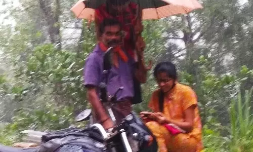 ഓൺലൈൻ ക്ലാസ് മുടങ്ങാതിരിക്കാന് പെരുമഴയത്തും മകൾക്ക് കുടപിടിച്ചുകൊടുത്ത് ഒരച്ഛൻ! വൈറലായി ഫാദേഴ്സ് ഡേയിലെ വേറിട്ട കാഴ്ച ഓൺലൈൻ ക്ലാസ് മുടങ്ങാതിരിക്കാന് പെരുമഴയത്തും മകൾക്ക് കുടപിടിച്ചുകൊടുത്ത് ഒരച്ഛൻ! വൈറലായി ഫാദേഴ്സ് ഡേയിലെ വേറിട്ട കാഴ്ച