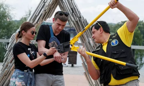 പ്രണയം തകരാതിരിക്കാൻ കൈകളിൽ വിലങ്ങണിഞ്ഞു ജീവിച്ചത് 123 നാൾ; ഒടുവിൽ വേർപിരിഞ്ഞ് കമിതാക്കൾ പ്രണയം തകരാതിരിക്കാൻ കൈകളിൽ വിലങ്ങണിഞ്ഞു ജീവിച്ചത് 123 നാൾ; ഒടുവിൽ വേർപിരിഞ്ഞ് കമിതാക്കൾ