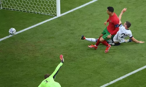 14.2 സെക്കന്റില് ഓടിയത് 92 മീറ്റർ; റൊണാൾഡോയുടെ ഗോളിന് കയ്യടിച്ച് ഫുട്ബോൾ ലോകം 14.2 സെക്കന്റില് ഓടിയത് 92 മീറ്റർ; റൊണാൾഡോയുടെ ഗോളിന് കയ്യടിച്ച് ഫുട്ബോൾ ലോകം