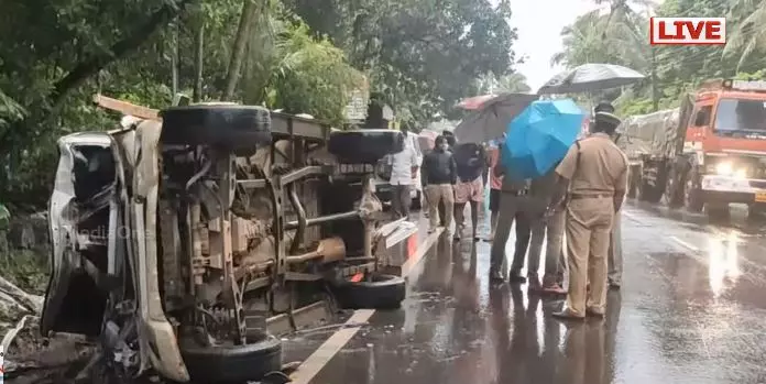 കോഴിക്കോട് വാഹനാപകടത്തിൽ അഞ്ച് പേർ മരിച്ചു കോഴിക്കോട് വാഹനാപകടത്തിൽ അഞ്ച് പേർ മരിച്ചു
